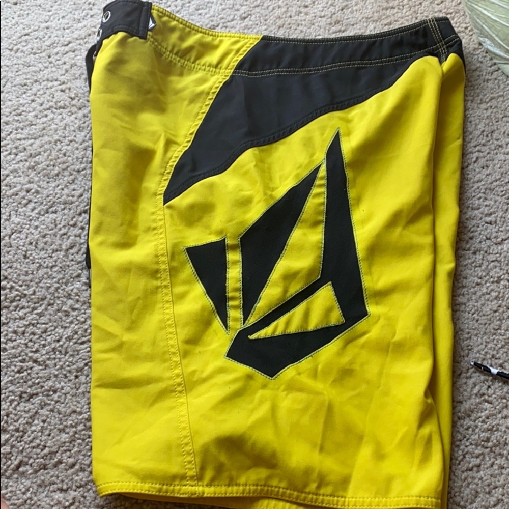 32 volcom shorts